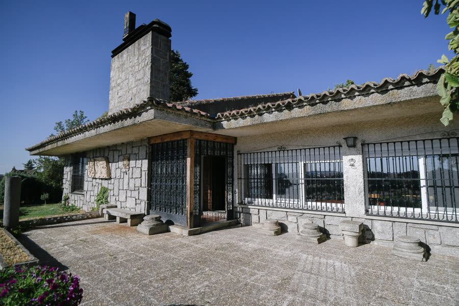 Fachada de piedra de Chalet Gloria