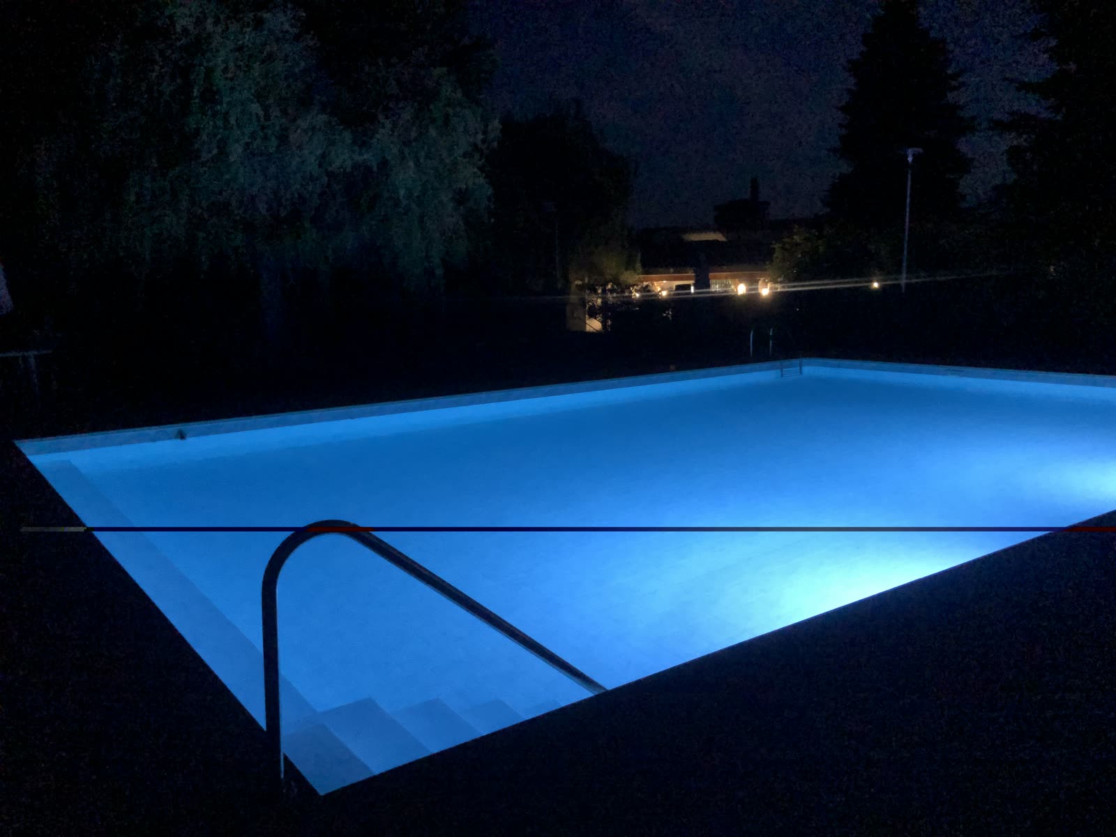 Piscina iluminada de noche